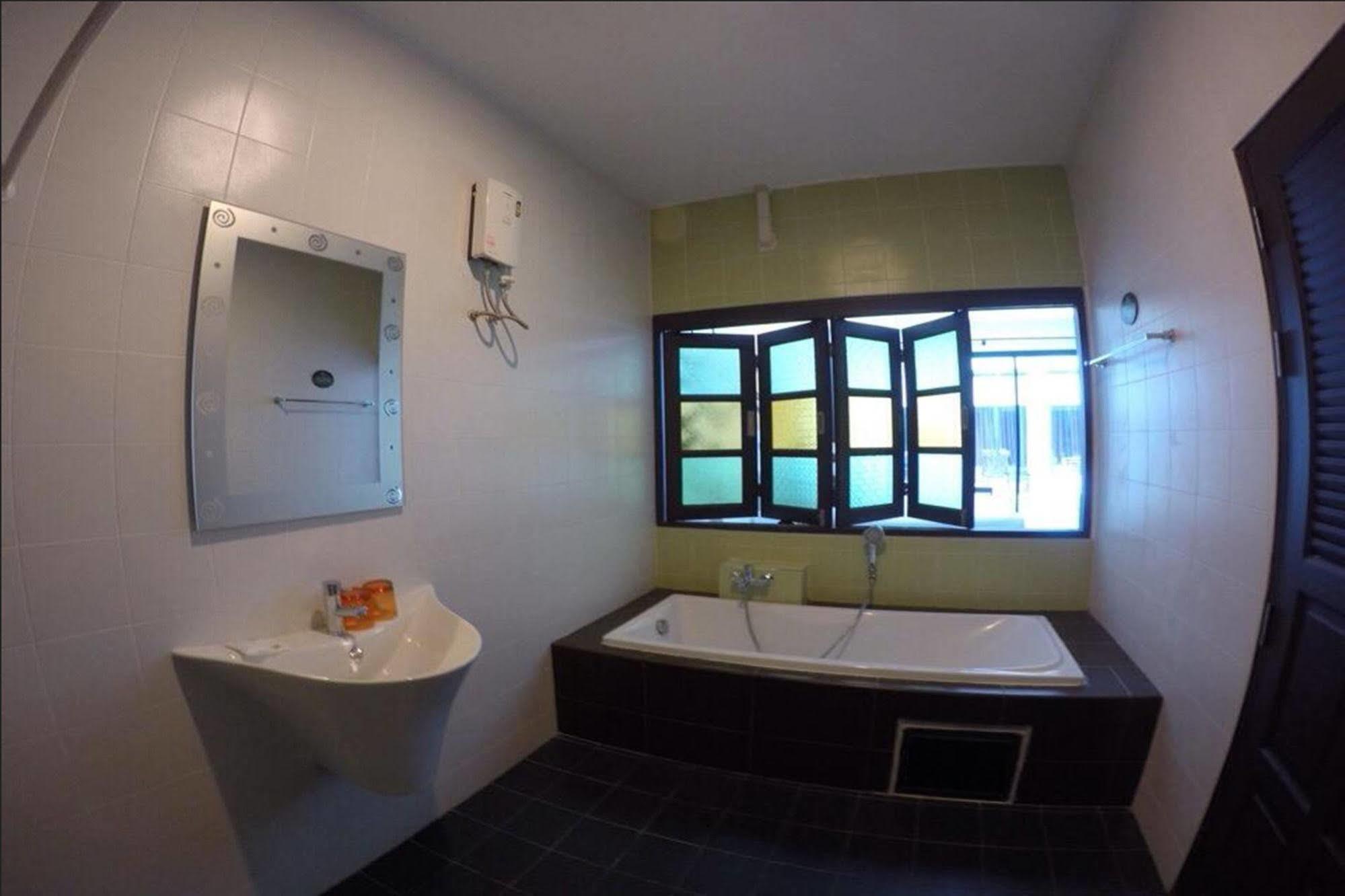 Alphabeto Resort Nai Harn Kültér fotó