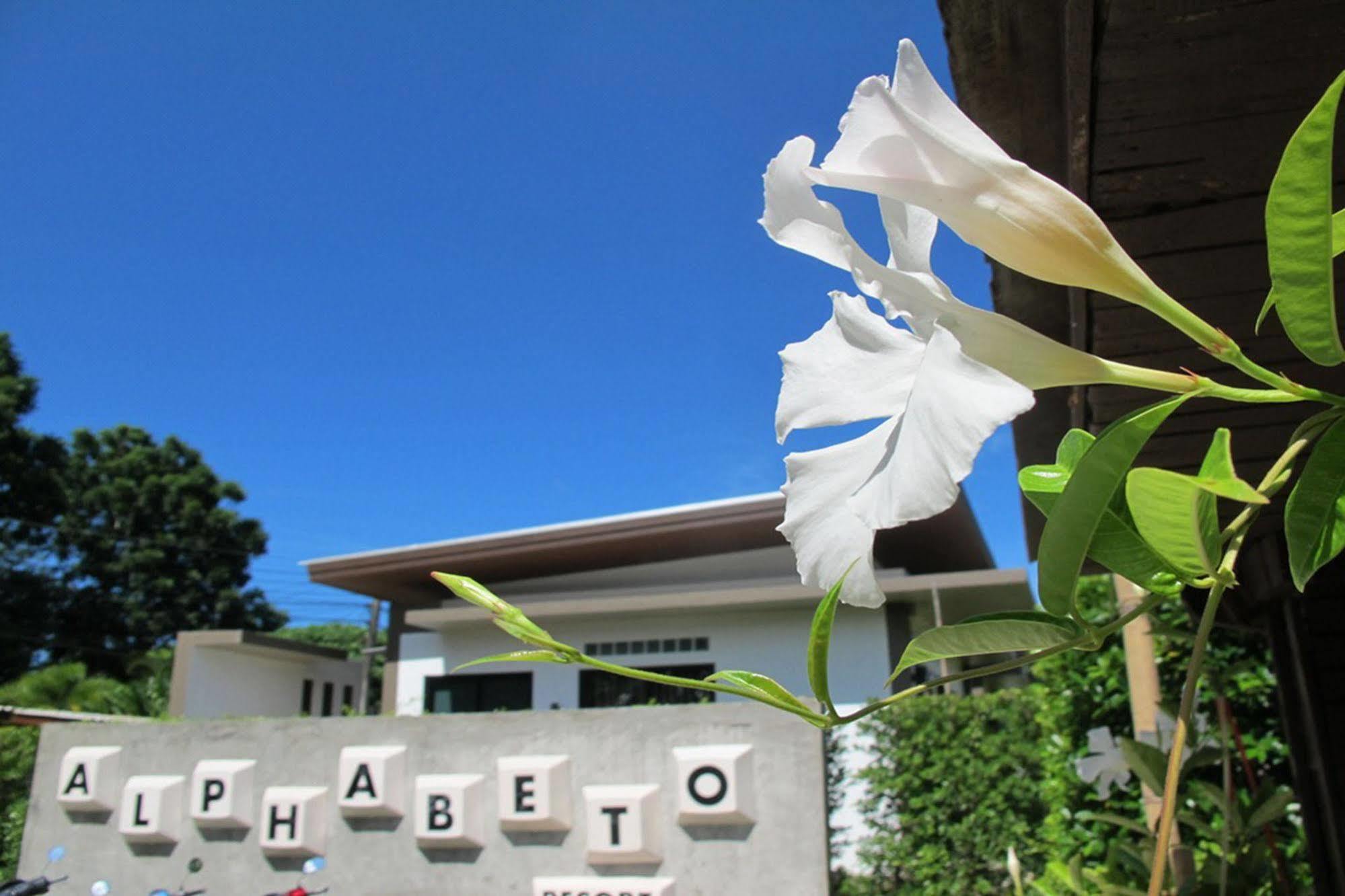 Alphabeto Resort Nai Harn Kültér fotó